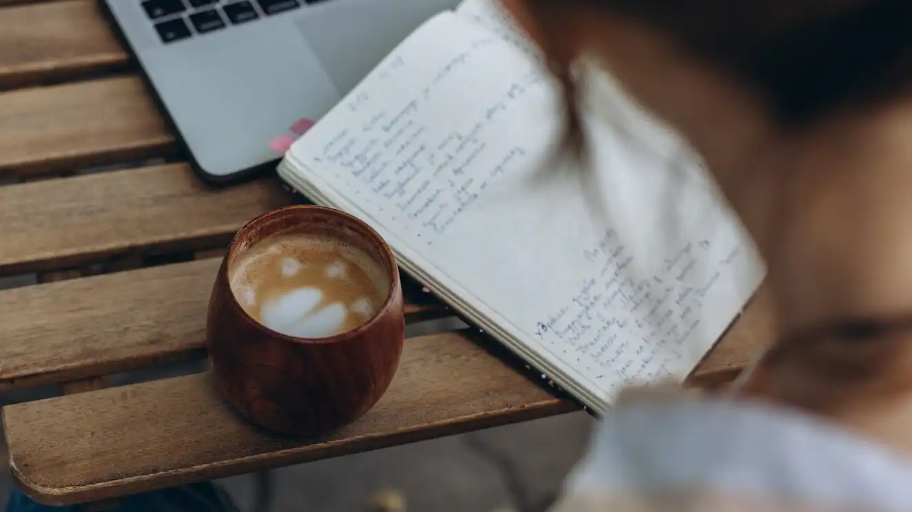 Дерев'яна чашка для кави від adena.place — ранковий ритуал